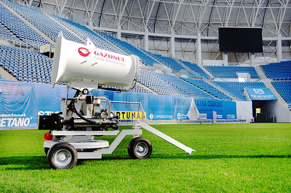 我司移动式雾炮机用于罗马尼亚足球场草坪养护2.jpg